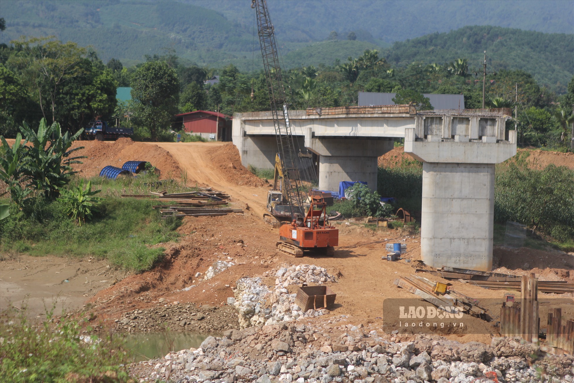 Cầu được thiết kế vĩnh cửu bằng bê tông cốt thép và bê tông cốt thép dự ứng lực, gồm 5 nhịp, dài 175,35m; rộng 8m. Đường dẫn 2 đầu cầu thiết kế theo quy mô đường cấp IV miền núi, nền đường rộng 7,5m; mặt đường rộng 5,5m.