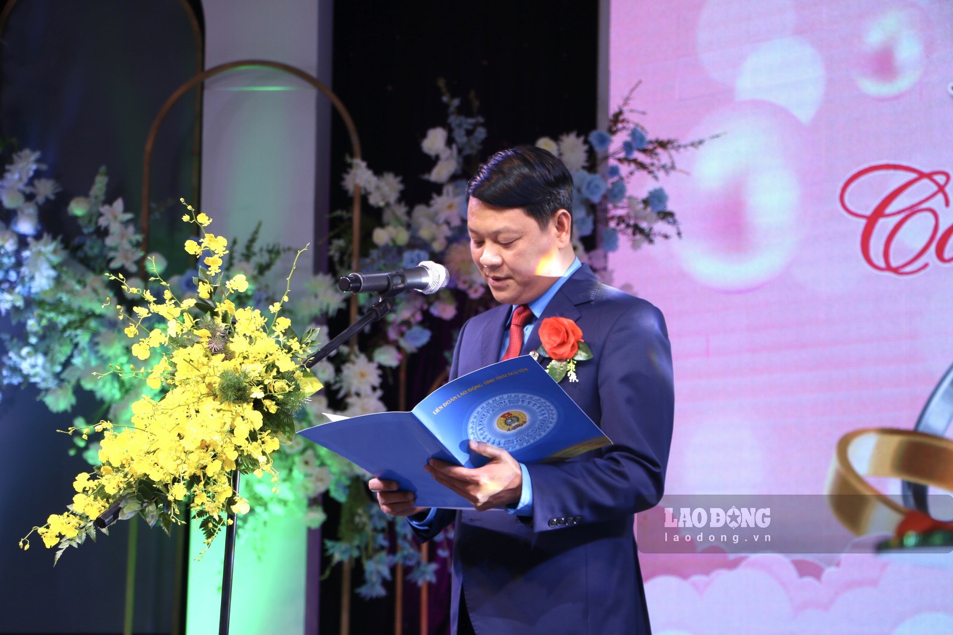 Ông Phạm Việt Dũng - Chủ tịch LĐLĐ tỉnh Thái Nguyên phát biểu tại lễ cưới