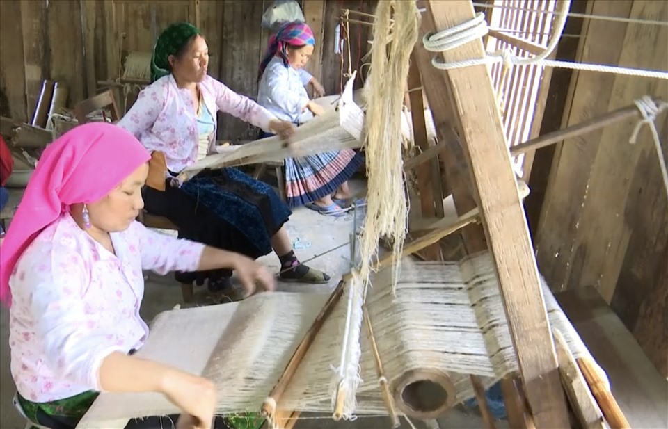 Người phụ nữ Mông gắn liền với khung dệt thổ cẩm và đó như thước đo  của sự trưởng thành.