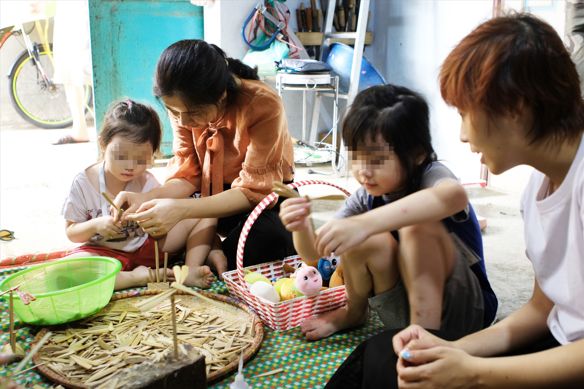 Nhiều du khách thích thú với trải nghiệm làm chuồn chuồn tre.