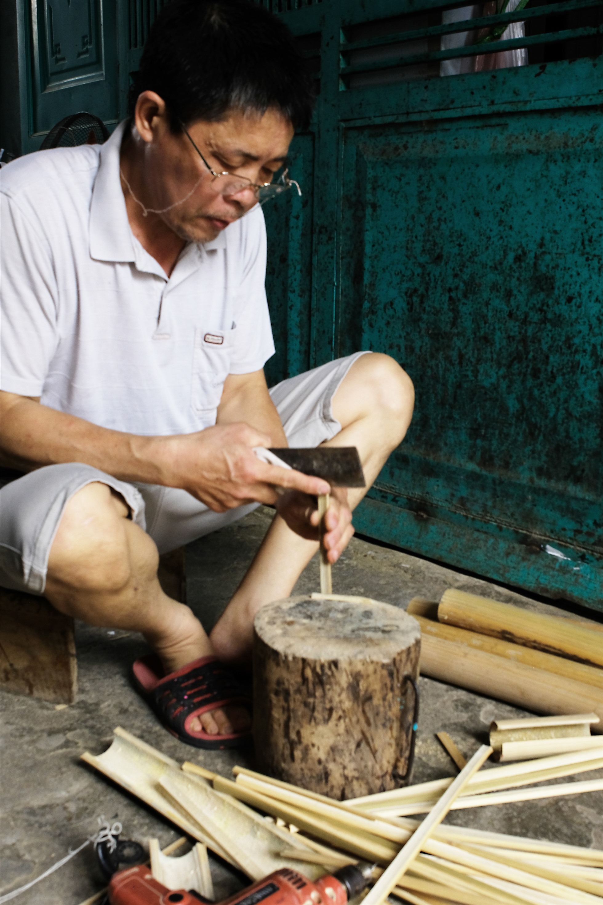 Các công đoạn làm chuồn chuồn tre.