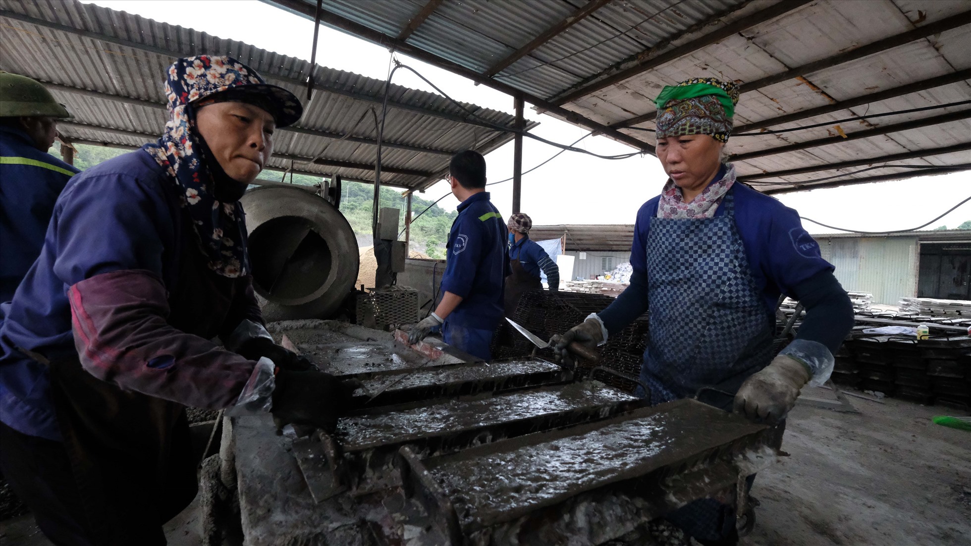 Sau mỗi mẻ bêtông tươi, toàn Tổ lại hối hả đưa nguyên liệu vào khuôn đúc.