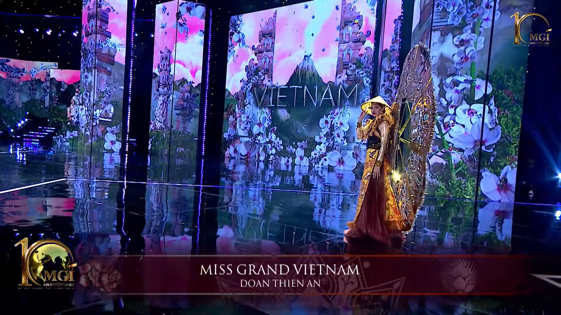 Đại diện Việt Nam tại Miss Grand International - Đoàn Thiên Ân cũng khoác lên bộ trang phục “Trúc Chỉ” của Nhà thiết kế Trần Thanh Tâm (thuộc team của mentor NTK Vũ Việt Hà tại vòng thi Trang phục Văn hóa Dân tộc Miss Grand Vietnam 2022).