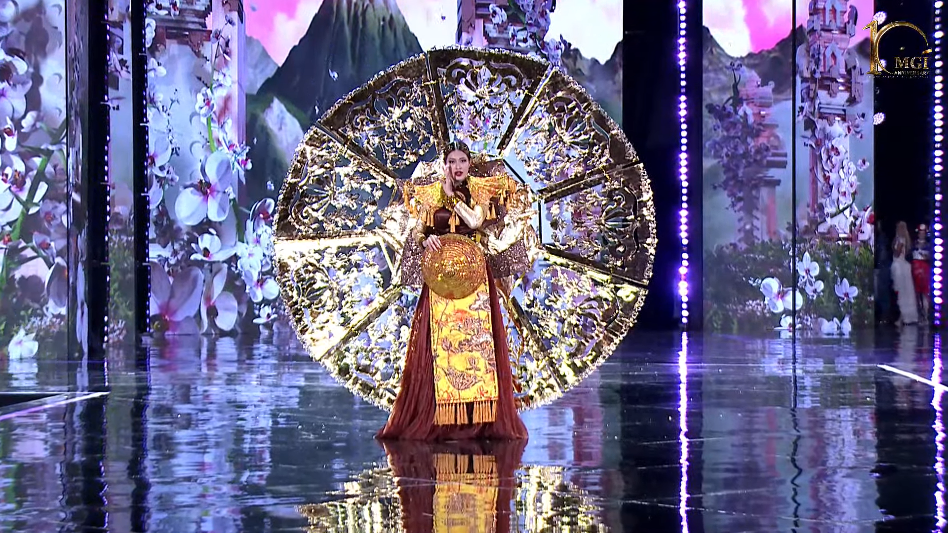 Đoàn Thiên Ân cũng là nàng hậu đầu tiên đăng quang chưa đầy 3 ngày đã đại diện đất nước chinh chiến quốc tế. Mặc dù thời gian tập luyện gấp rút nhưng người đẹp vẫn mang đến một phần thi mãn nhãn, khiến nhiều fan hâm mộ phải tự hào vì phần trình diễn vô cùng mãn nhãn này. Ảnh: SV.