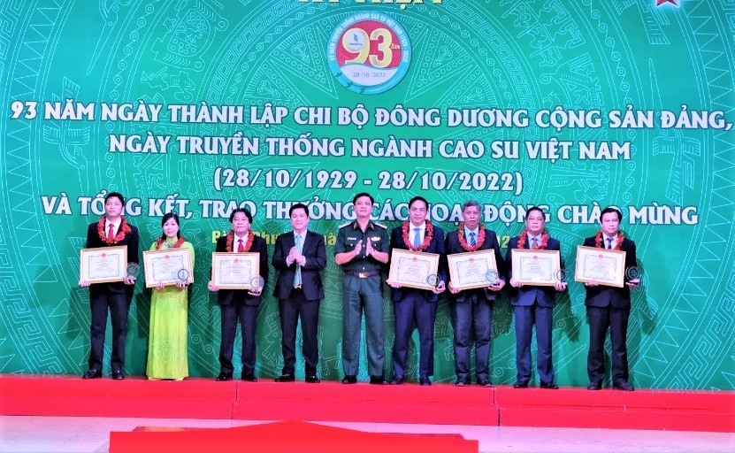 Các cá nhân đoạt Gỉải thưởng “Caosu Việt Nam” năm 2022. Ảnh: Nam Dương