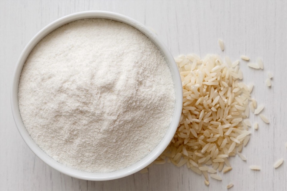 Sử dụng bột gạo làm nguyên liệu chính để chế biến bữa ăn dặm sẽ giúp trẻ hấp thụ dinh dưỡng được tốt hơn. Ảnh: Xinhua