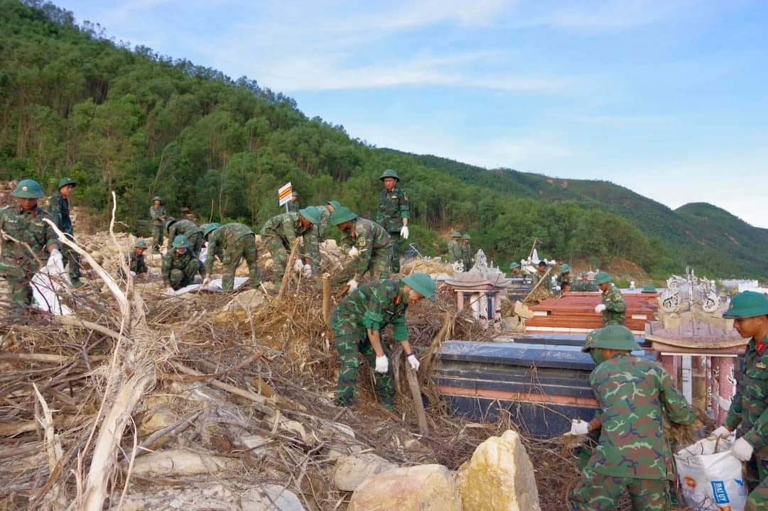 Hơn 600 cán bộ, chiến sĩ Sư đoàn 315, Quân khu V đã tổ chức lực lượng, phương tiện giúp người dân khắc phục sạt lở tại Nghĩa trang Hòa Sơn, huyện Hòa Vang, thành phố Đà Nẵng.