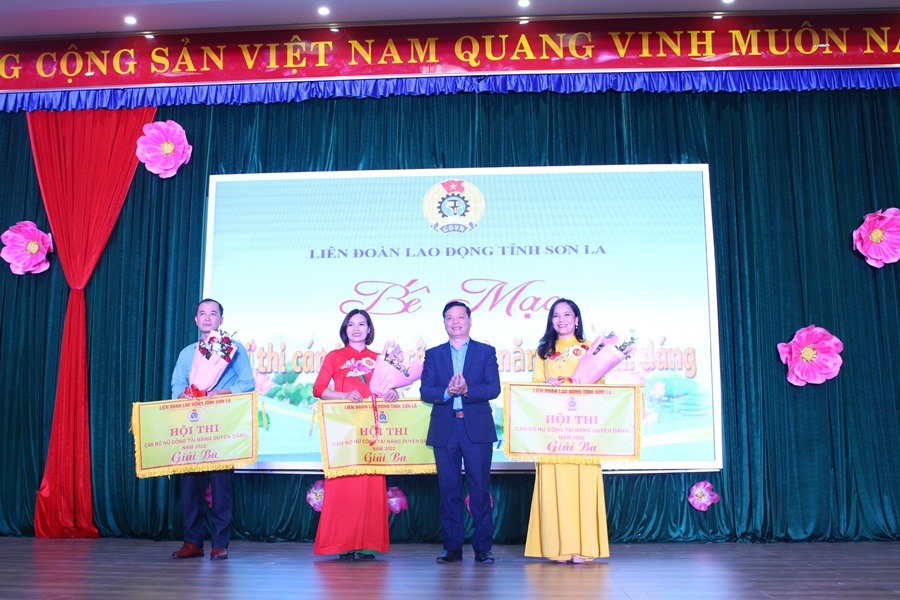 Giải Ba thuộc về các đội thi: Công đoàn ngành Giáo dục, Công đoàn ngành Y Tế, Liên đoàn Lao động huyện Mai Sơn.