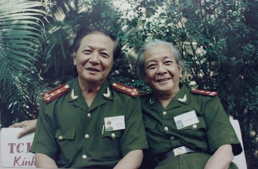 NSƯT Hà Văn Trọng (bên trái) chụp ảnh cùng Đại tá, nghệ sĩ Lê Thế Tục. Ảnh: Q.N