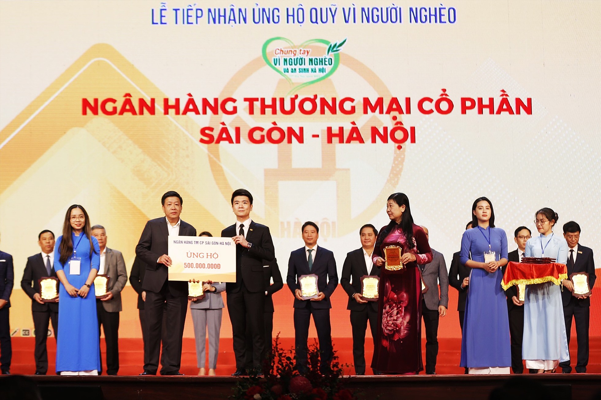 Thành viên HĐQT kiêm PTGĐ Đỗ Quang Vinh đại diện SHB ủng hộ 500 triệu đồng cho quỹ Vì người nghèo thành phố Hà Nội.