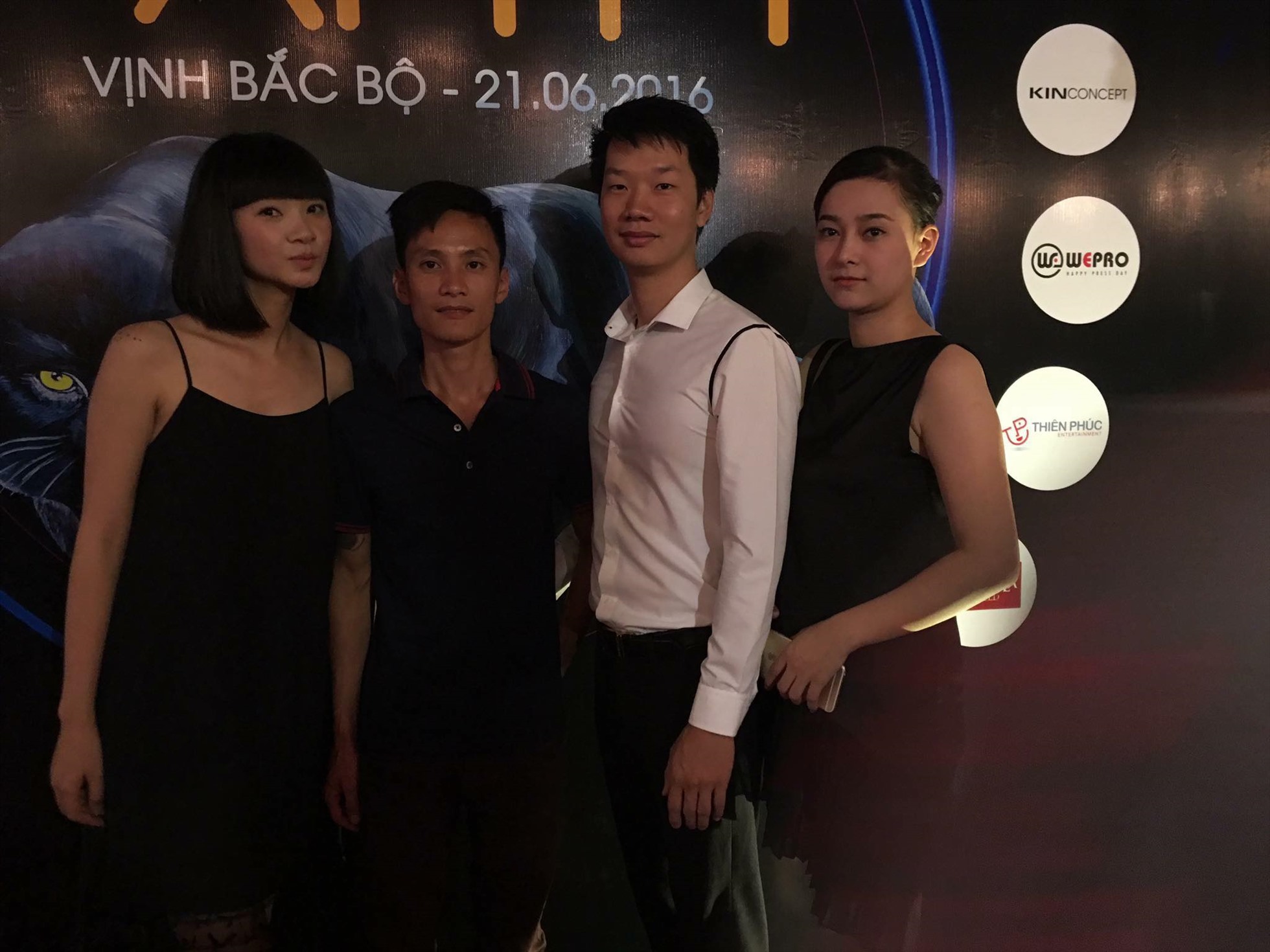 Vợ chồng cựu người mẫu Phạm Hiền (phải) thân thiết bên vợ chồng siêu mẫu Hạ Vy. Ảnh: NVCC
