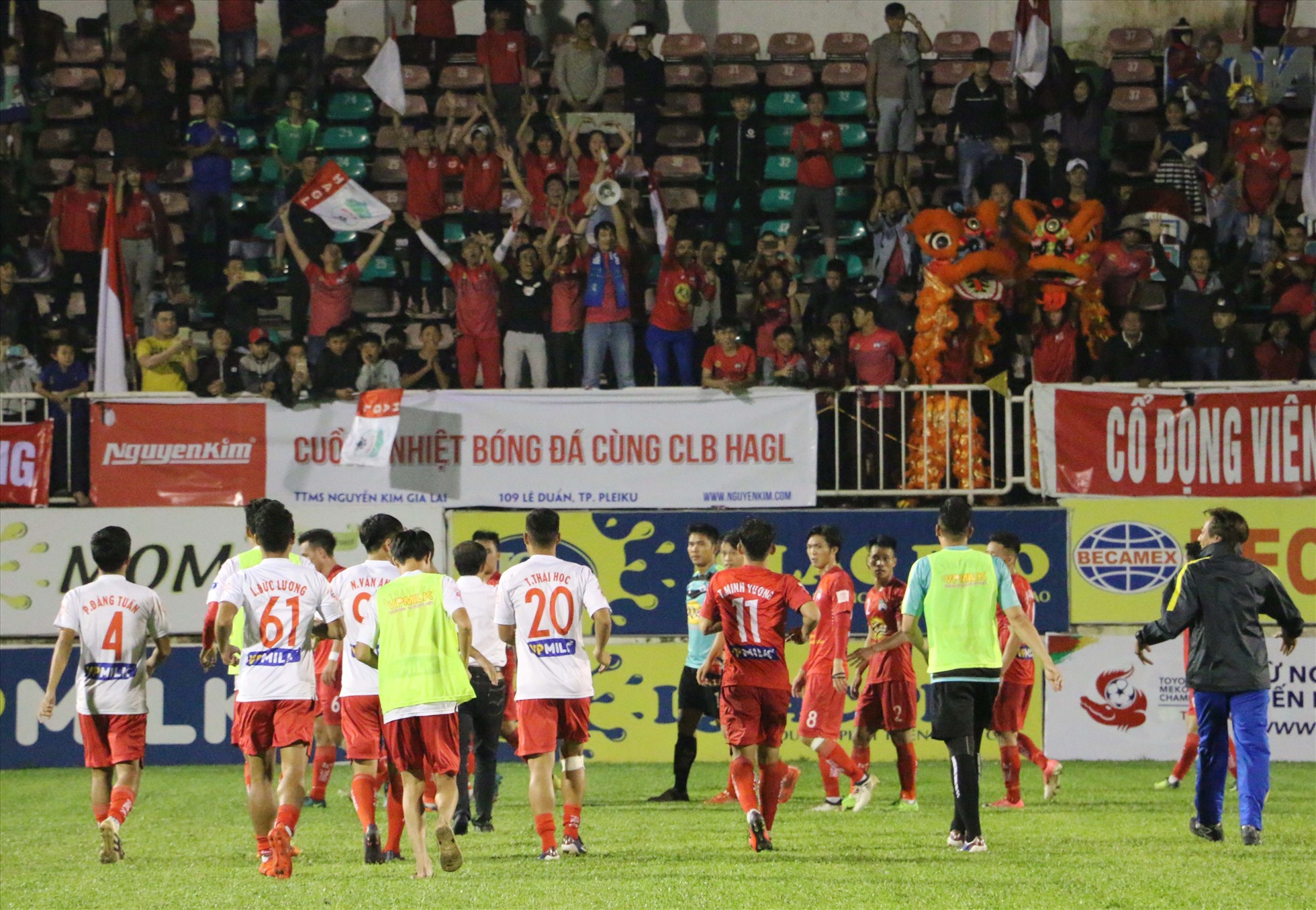 Câu lạc bộ Hoàng Anh Gia Lai từng là đội bóng được yêu thích nhất tại Việt Nam, nhưng thời điểm hiện tại họ nhận về không ít chỉ trích từ người hâm mộ. Ảnh: Đ.T