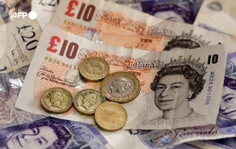 Đồng bảng Anh xuống mức thấp kỷ lục trong bối cảnh lạm phát tăng cao. Ảnh: AFP