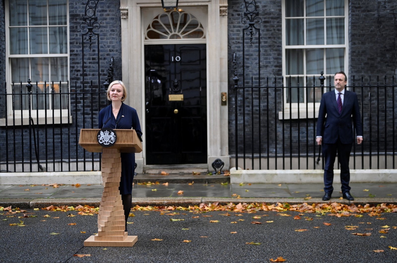 Thủ tướng Anh Liz Truss (trái) thông báo từ chức hôm 20.10. Ảnh: AFP