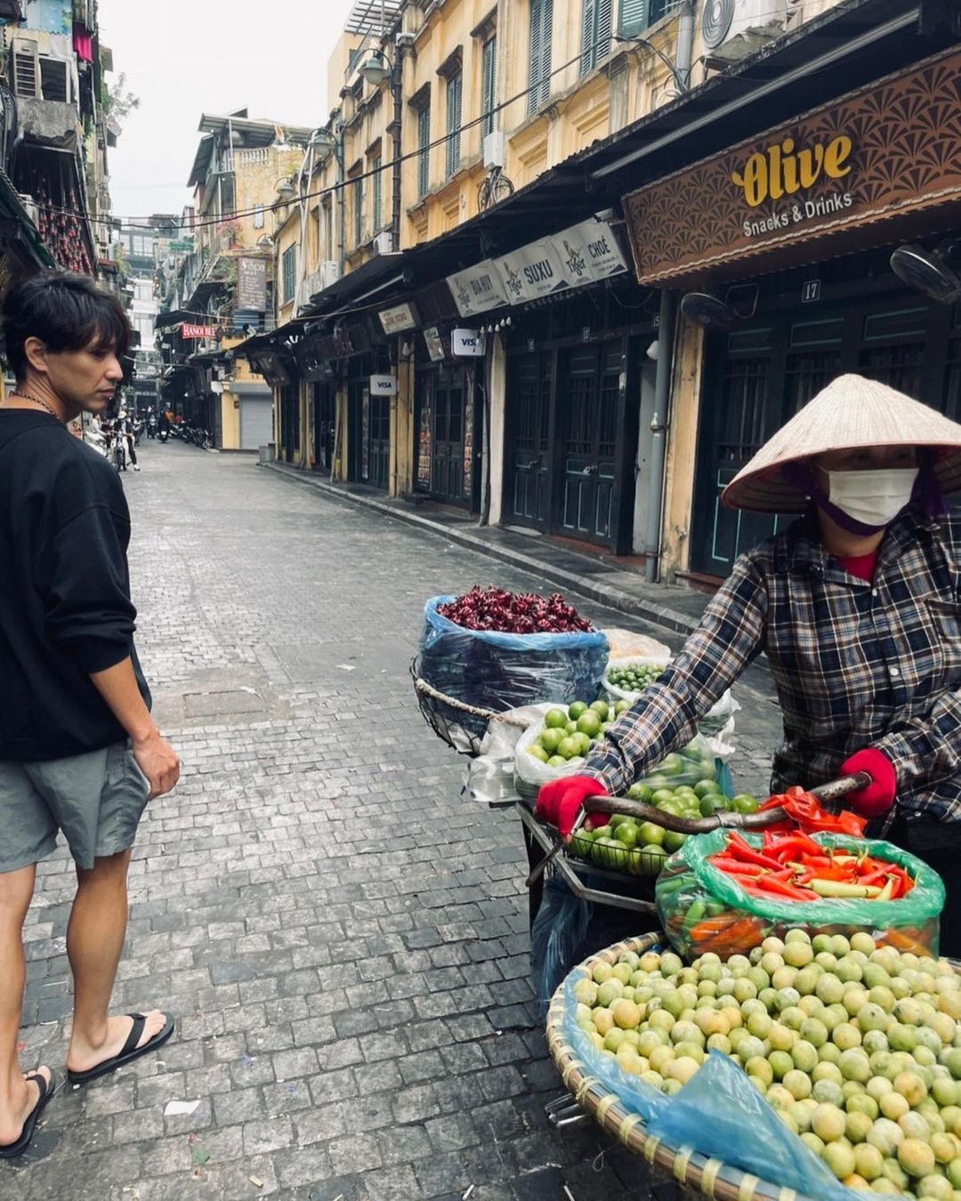 Diễn viên “Siêu nhân Gao” dạo chơi trong phố cổ Hà Nội. Ảnh: Noboru Kaneko