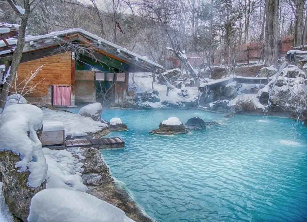 Ngâm mình trong dòng nước ấm để nghỉ ngơi, thư giãn tại các điểm tắm Onsen.