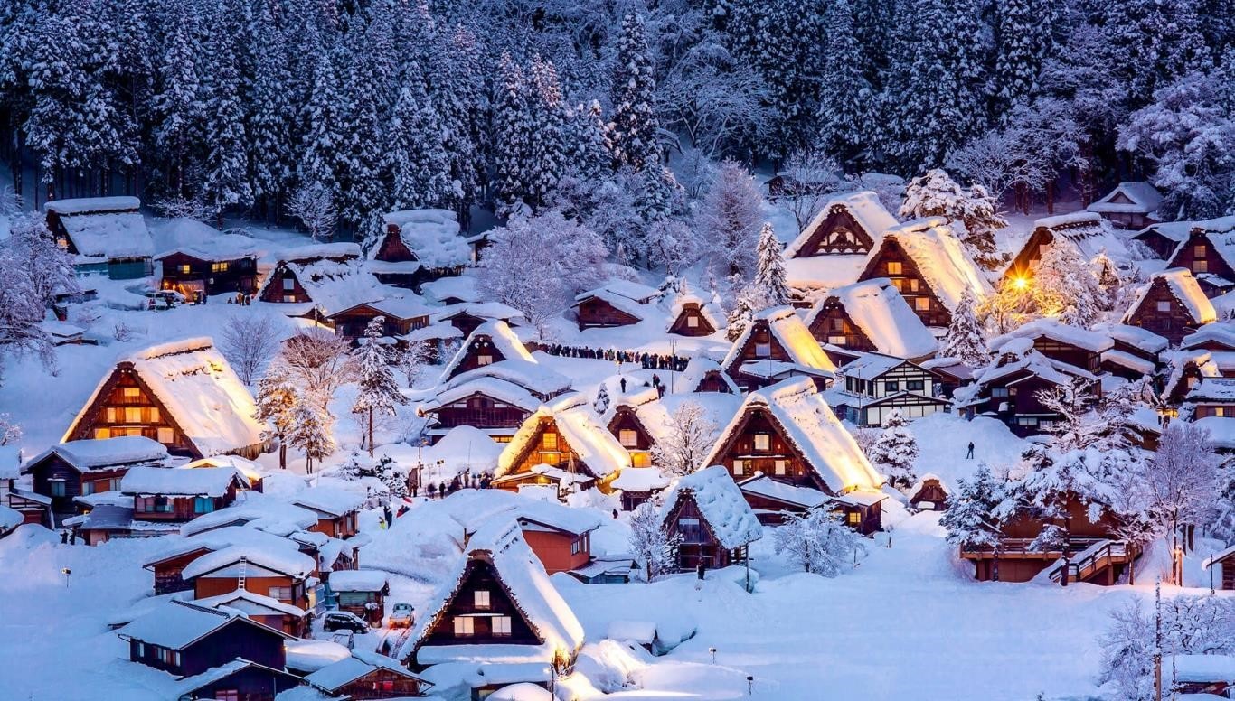 Ngôi làng cổ Shirakawa-go phủ đầy tuyết trắng.