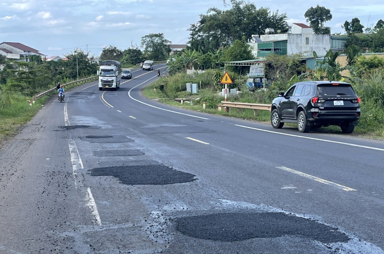 Đường Hồ Chí Minh, đoạn từ cầu 14 huyện Cư Jút kéo dài khoảng 30km đến huyện Đắk Mil được đầu tư theo hình thức BOT nhưng đã xuống cấp nghiêm trọng, mặt đường vá nham nhở.