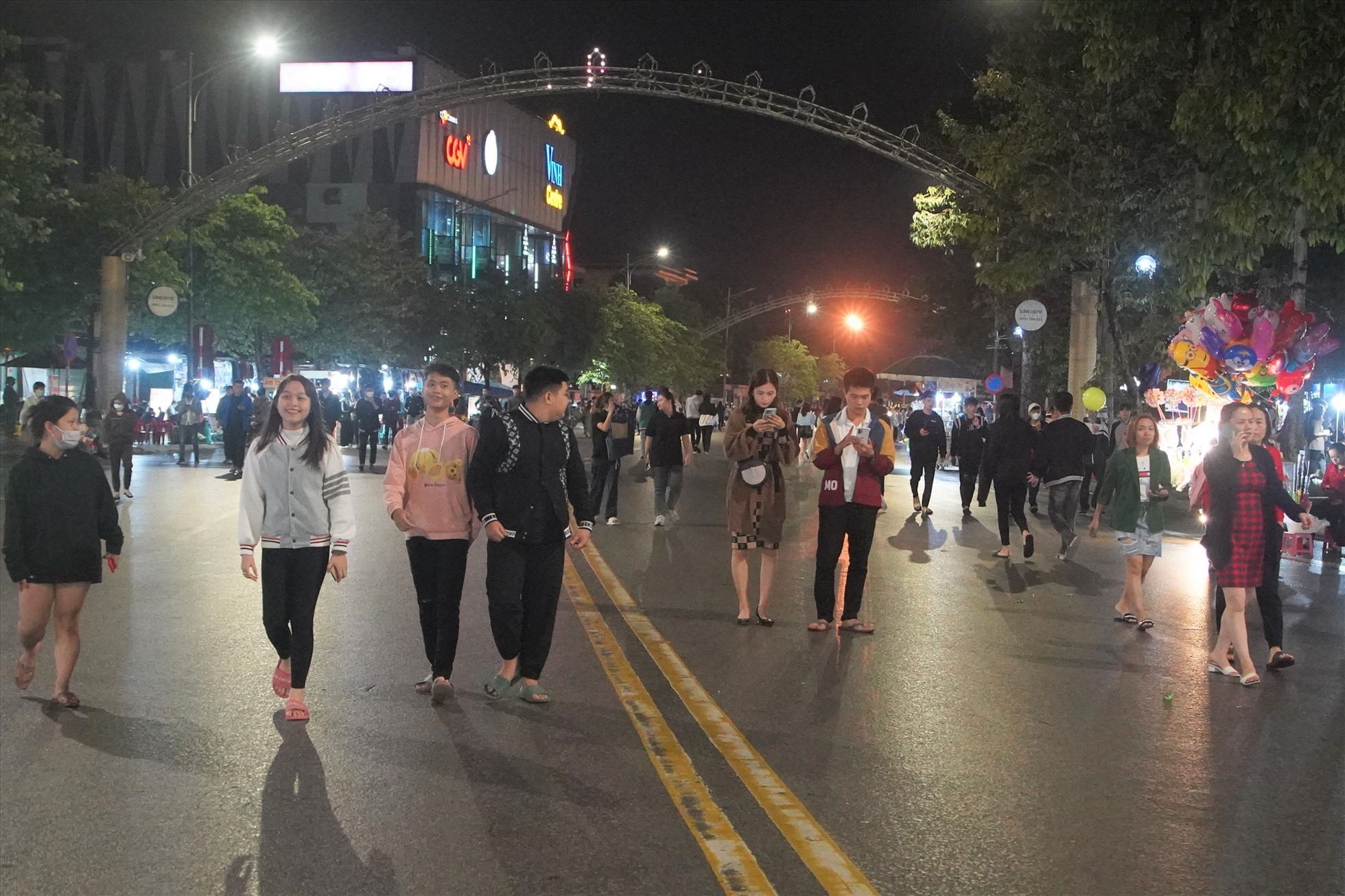 Phố đi bộ TP Vinh thu hút đông đảo mọi người tham gia thư giãn, giải trí. Ảnh: Văn An