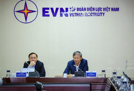 Ông Nguyễn Anh Tuấn – Cục trưởng Cục Điều tiết Điện lực (bên trái) và ông Trần Đình Nhân – Tổng giám đốc EVN trao đổi thông tin với các chủ đầu tư các dự án năng lượng tái tạo