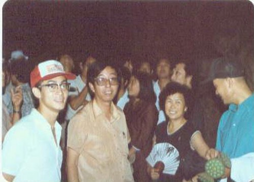 Nhạc sĩ Hứa Kính Thanh (thứ hai từ trái qua) chụp ảnh cùng đạo diễn Dương Khiết (áo đen), Lục Tiểu Linh Đồng (ngoài cùng bên trái) và Trì Trọng Thụy (phải). Ảnh: Xinhua