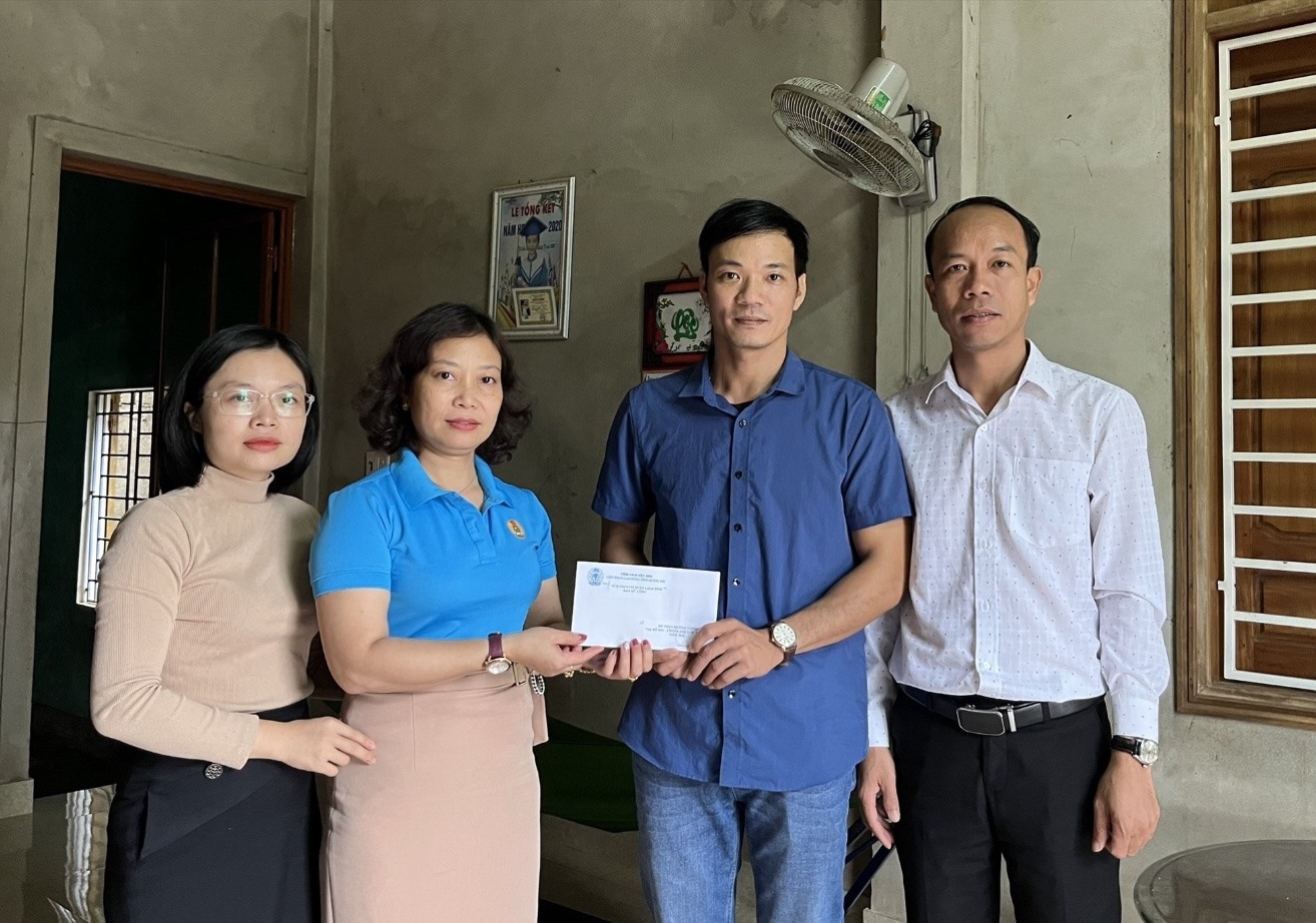 Công đoàn Cơ quan Liên đoàn Lao động tỉnh Quảng Trị trao tiền hỗ trợ cho anh Trần Văn Tùng. Ảnh: Trần Diễm.