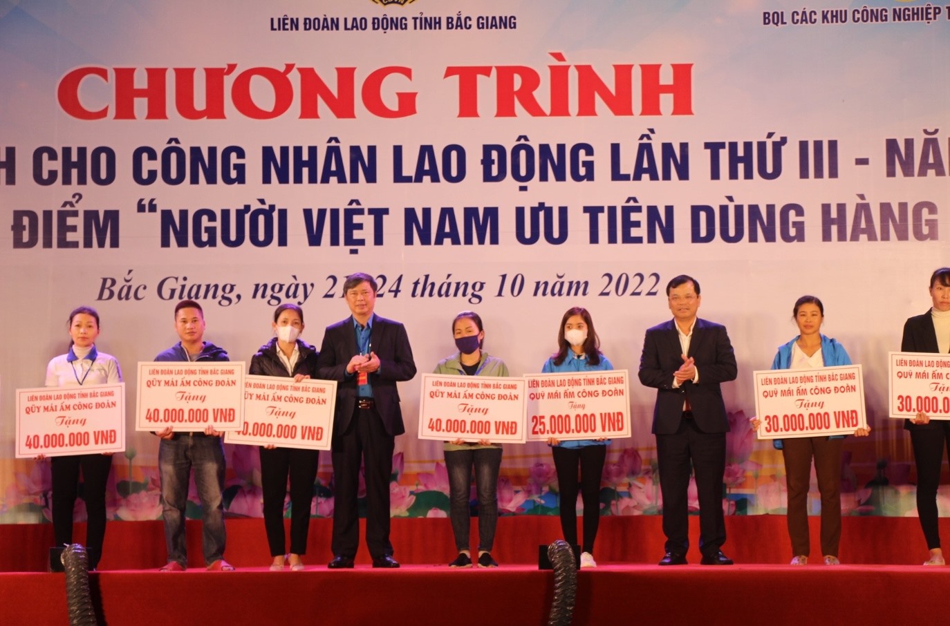 Lãnh đạo Uỷ ban nhân dân tỉnh và Liên đoàn Lao động tỉnh Bắc Giang trao hỗ trợ xây nhà Mái ấm Công đoàn tới công nhân lao động.