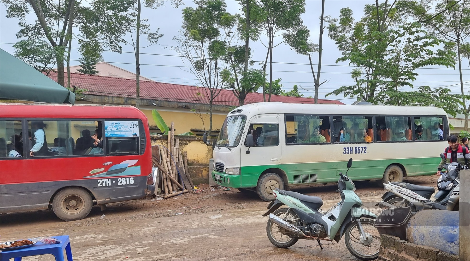 Việc những chiếc xe hết hạn đăng kiểm hàng ngày đưa đón học sinh cả nhà trường và chính quyền đều không hay biết.