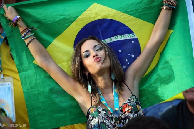 Những hình ảnh xuất hiện ngập tràn trên các khán đài mùa World Cup. Ảnh: AFP