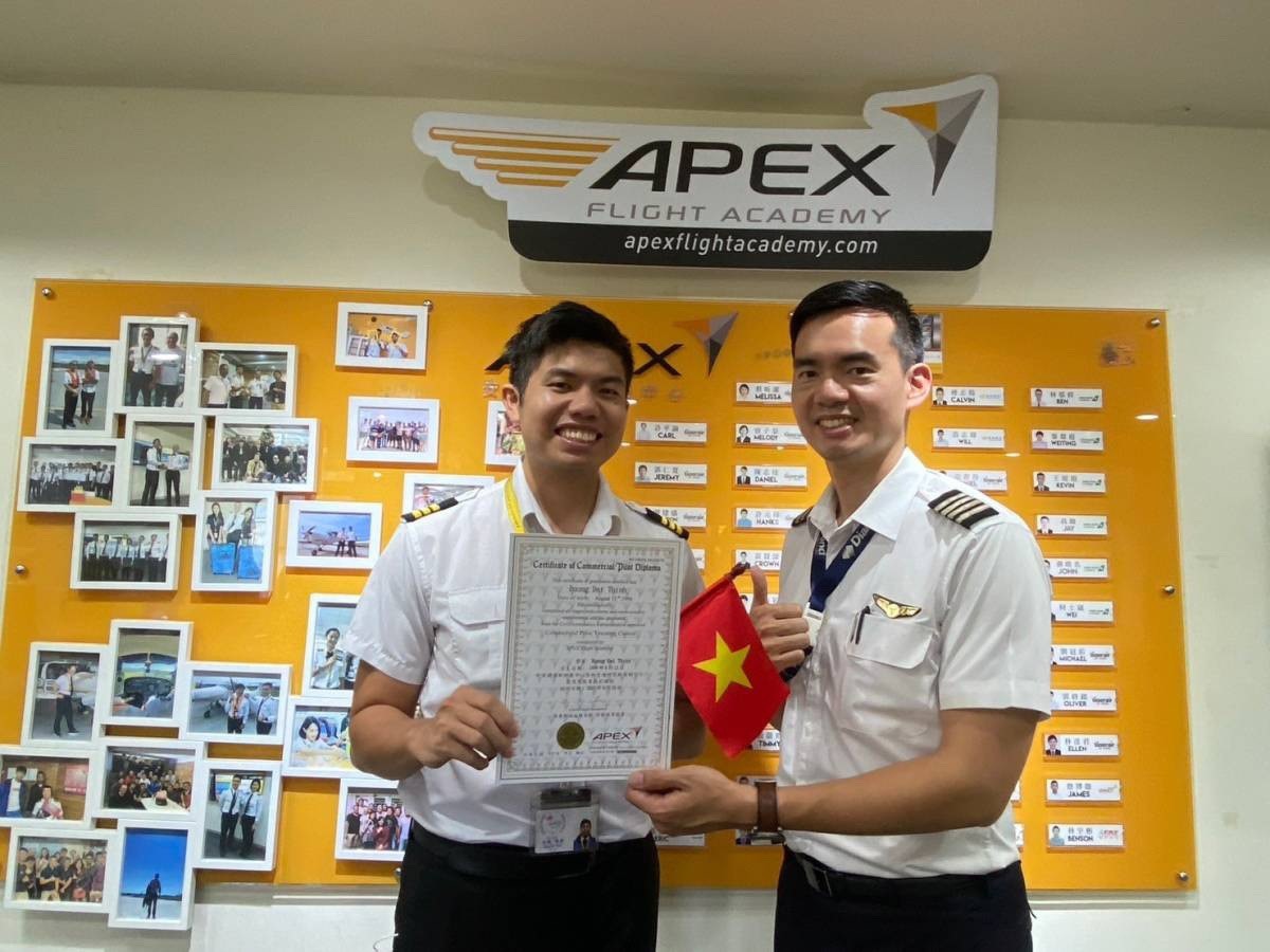Hình ảnh học viên Dương Đạt Thịnh - học viên của Venture Aviation hoàn thành khóa huấn luyện phi công cơ bản tại trường bay Apex Flight Academy. Ảnh: V.A.