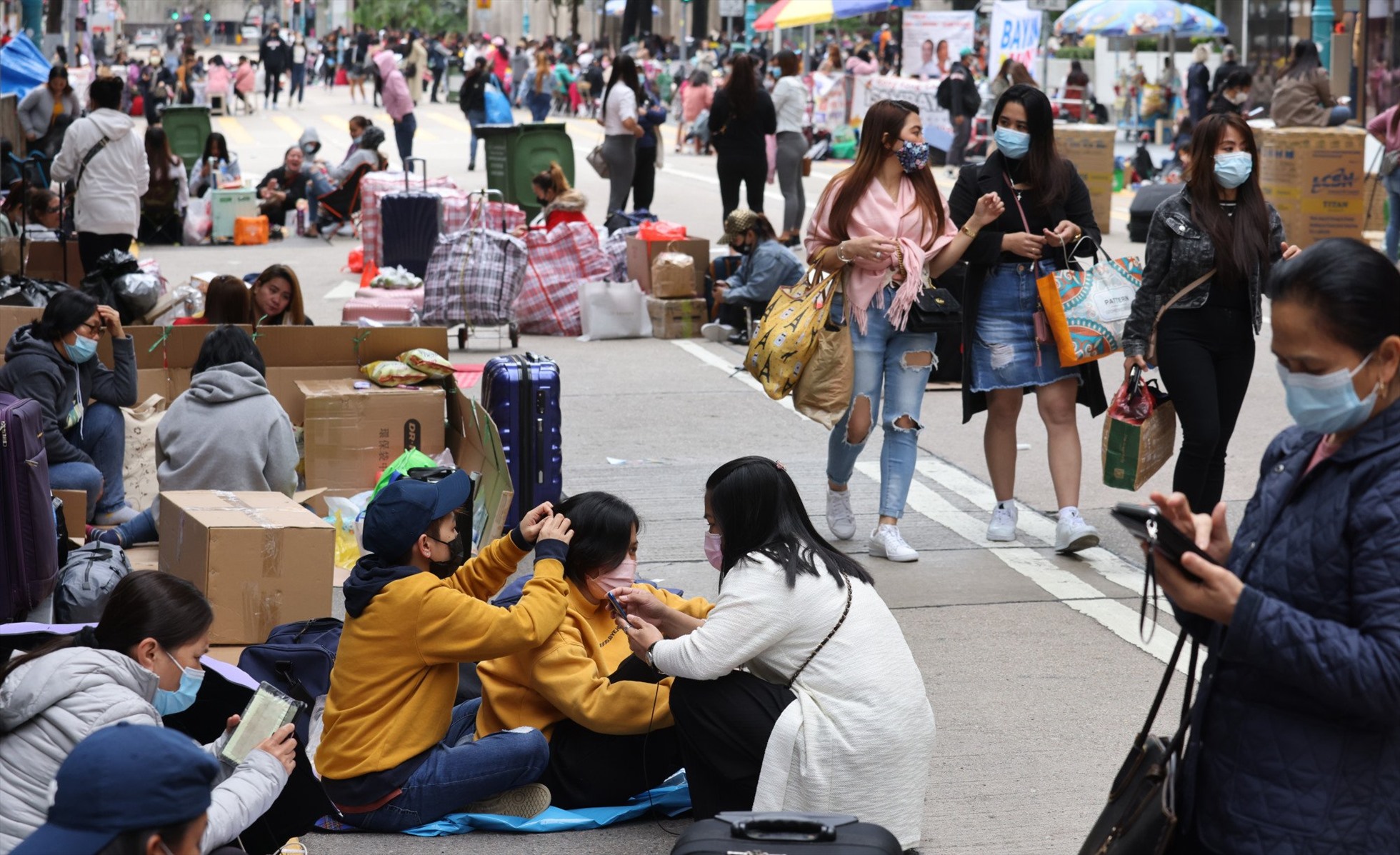 Người giúp việc gia đình nước ngoài tại khu thương mại Trung tâm của Hong Kong ngày 30.1. Ảnh: Nora Tam