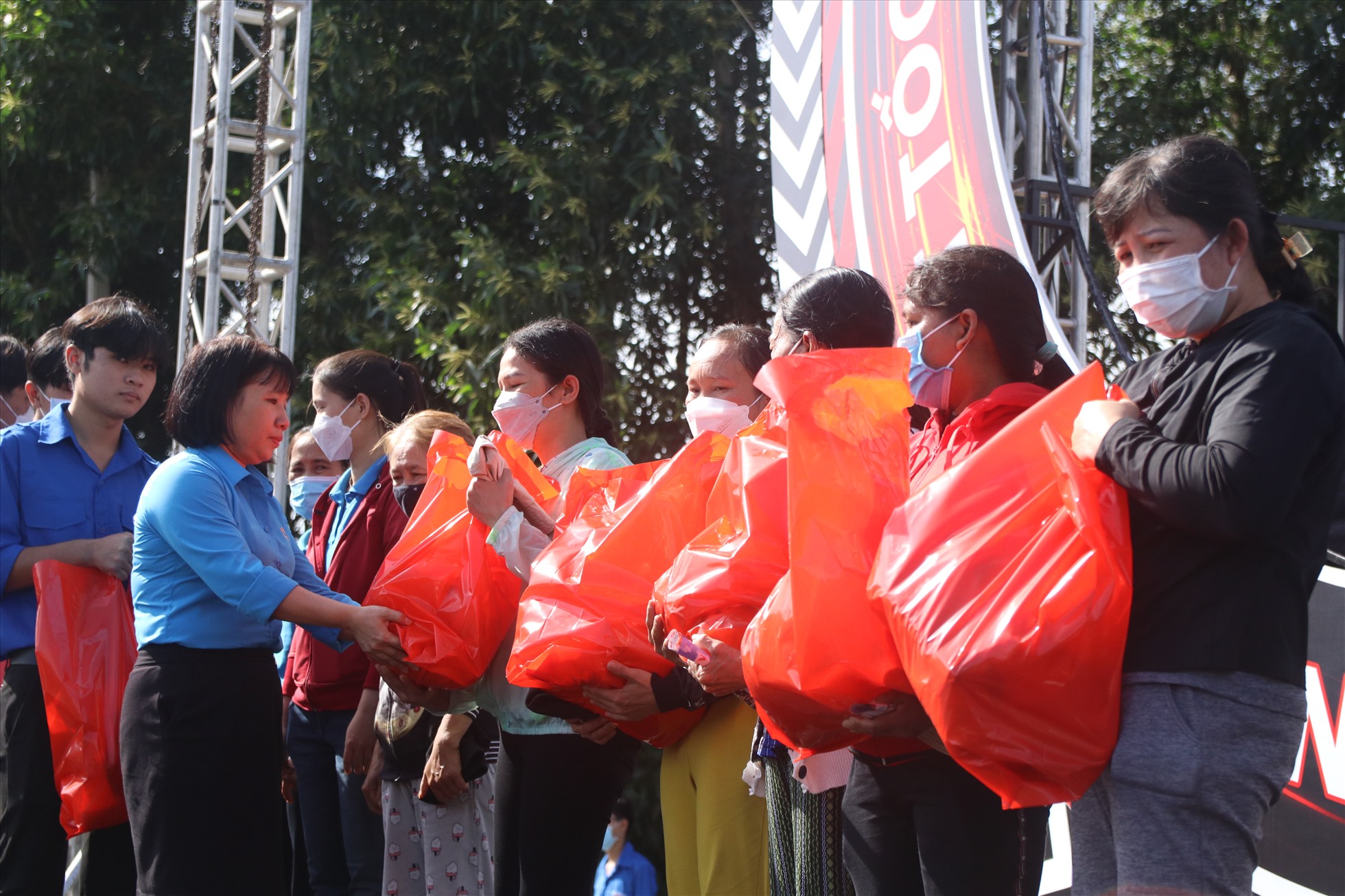 Lãnh đạo Công đoàn KCN-KKT tỉnh Khánh Hòa trao quà hỗ trợ công nhân khó khăn.