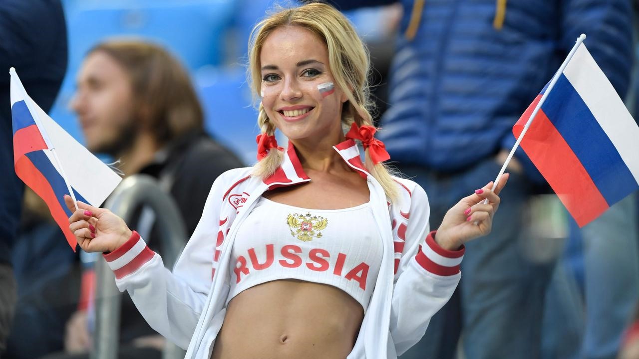 Cổ động viên World Cup không được cởi trần trên sân vận động. Ảnh: Herald Sun