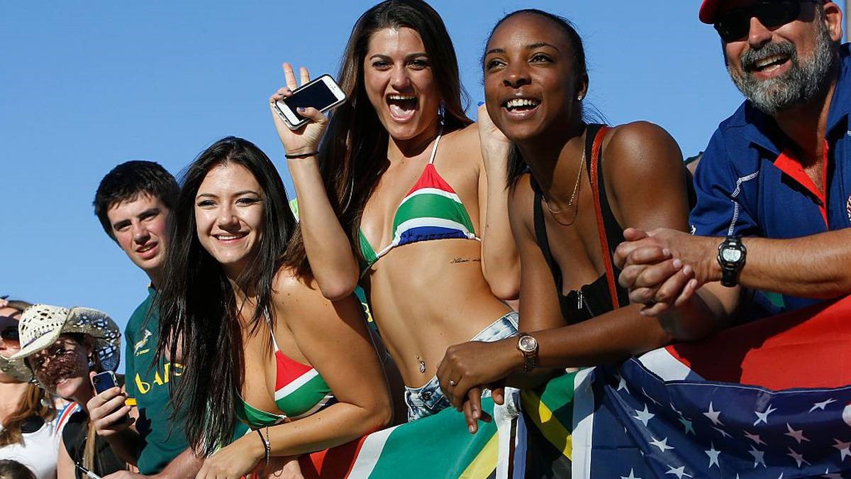 Mỹ nhân diện bikini nóng bỏng trong World Cup. Ảnh: NZ Herdald