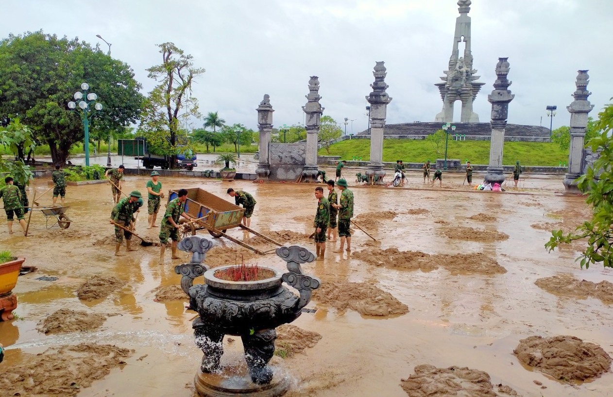 Khoảng 1000m3 bùn non bao vây đài tưởng niệm đã được các lực lượng dọn sạch. Ảnh: TT.