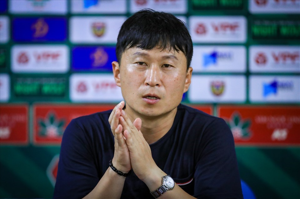 Huấn luyện viên Chun Jae Ho nghiên cứu kỹ lưỡng lối chơi của Hải Phòng. Ảnh: Minh Dân