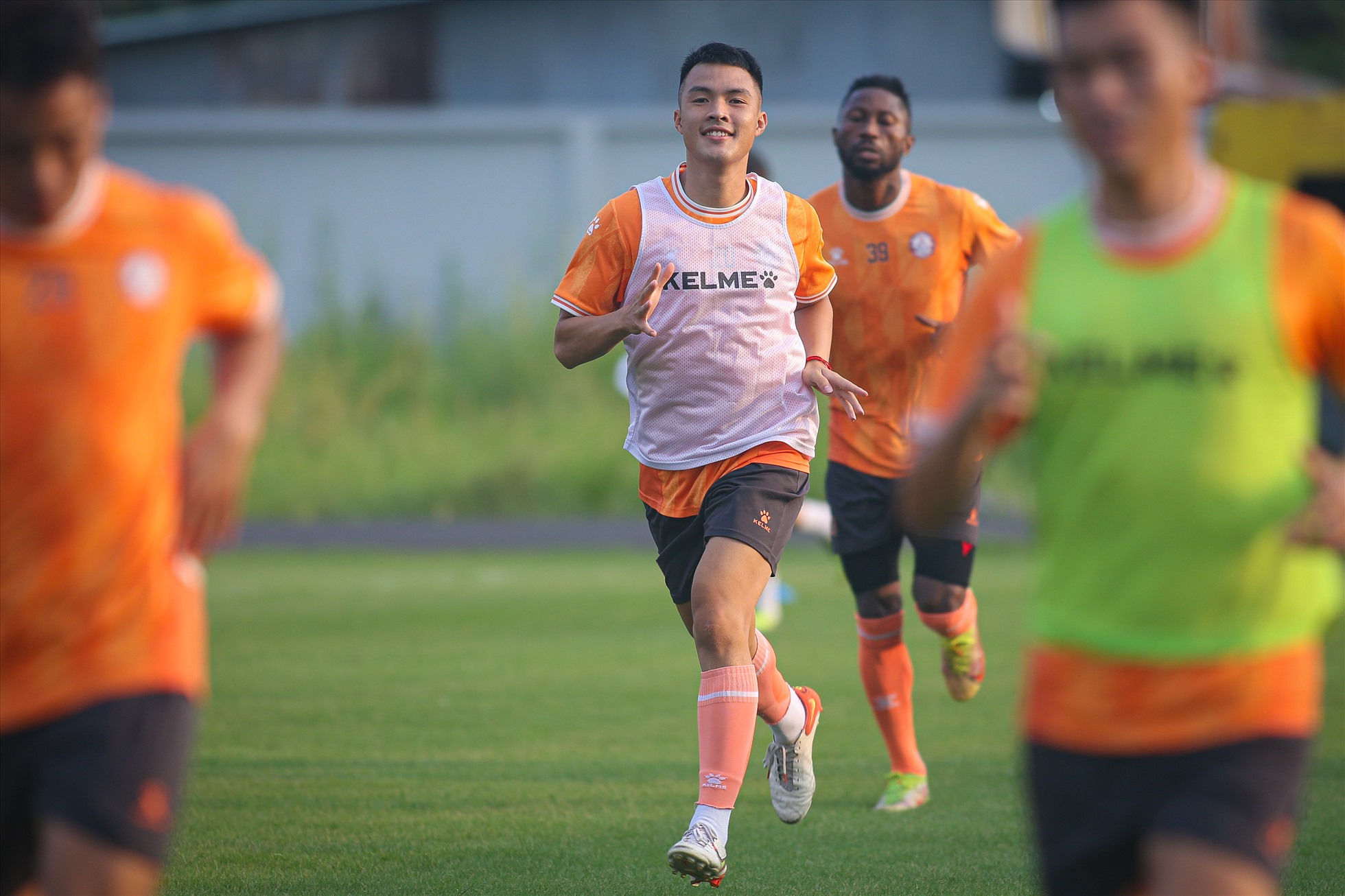 Theo ghi nhận, các cầu thủ của câu lạc bộ TPHCM vẫn giữ tinh thần lạc quan sau trận thua 0-6 trước Hà Nội FC hôm 20.10.