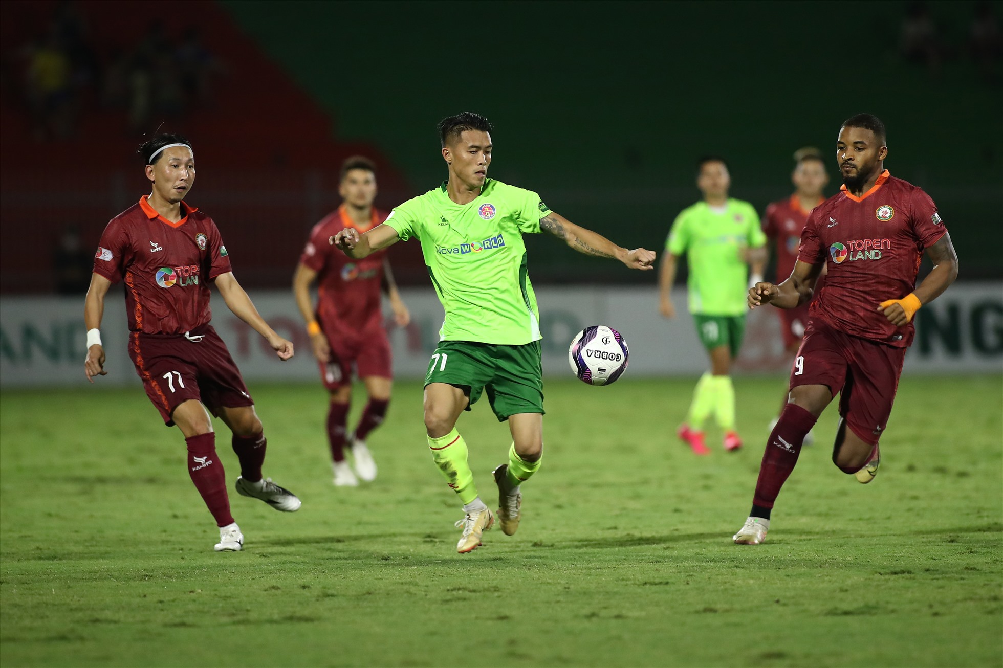 Sài Gòn FC nỗ lực bất thành trước Bình Định. Ảnh: Nguyễn Dũng