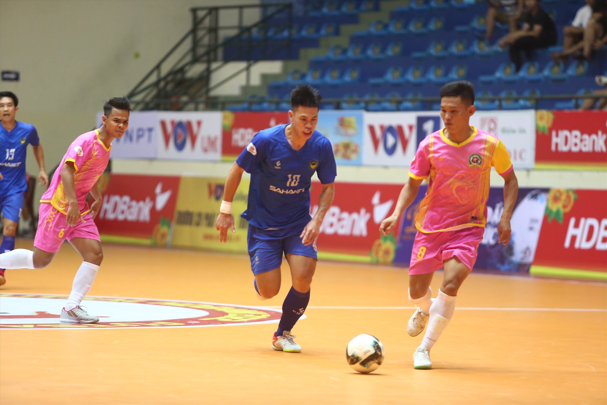 Sài Gòn FC gặp khó trong việc ngăn cản Sahako. Ảnh: VFF