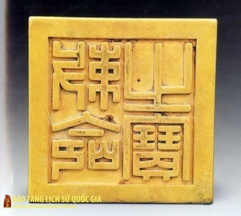Ấn Sắc mệnh chi bảo là biểu trưng quyền lực của triều đình nhà Nguyễn, dùng để đóng trên các loại sắc phong của vương triều.