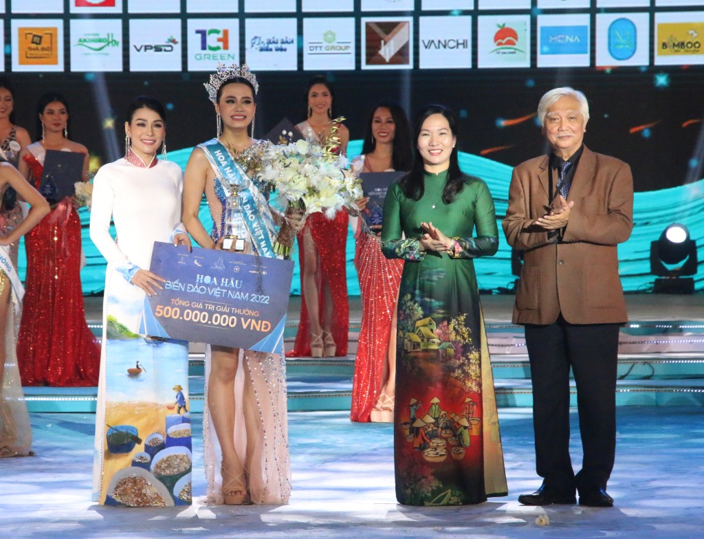 Đại diện Ban Tổ chức, Ban Giám khảo cuộc thi và lãnh đạo tỉnh Quảng Ninh trao vương miện và giải thưởng cho Hoa hậu Biển đảo Việt Nam 2022 Đinh Như Phương. Ảnh: CTV