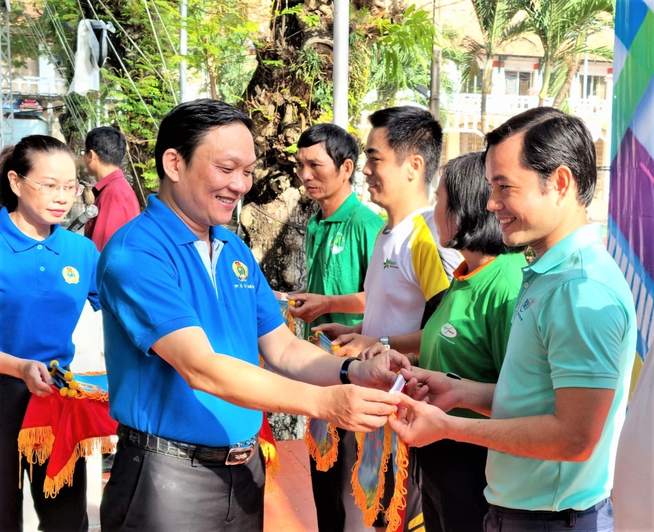 Ông Đinh Anh Sâm (thứ 2 từ trái qua)- Chủ tịch Công đoàn Sagri - tặng cờ lưu niệm cho các đơn vị tham gia hội thao. Ảnh: Nam Dương