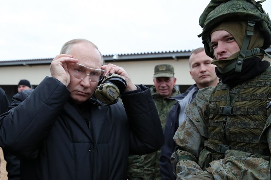 Tổng thống Putin tận mắt kiểm tra việc huấn luyện những quân nhân mới được động viên. Ảnh: Ria Novosti