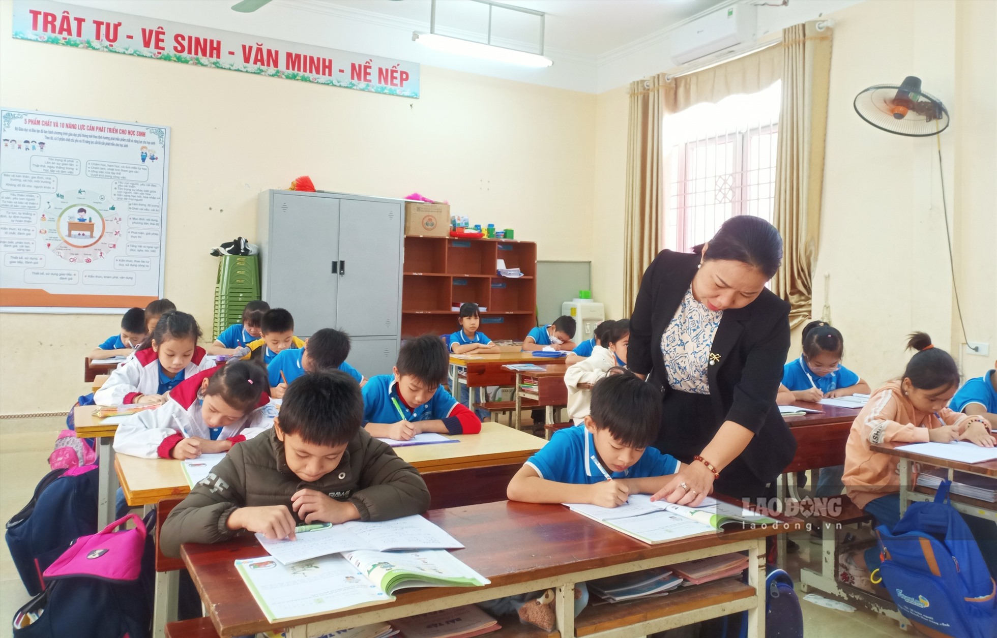 Cô Đàm Thị Huệ (Trường tiểu học Thị trấn Na Hang) ngày hai buổi đi lại, dạy học giữa các điểm trường trong bối cảnh thiếu giáo viên.