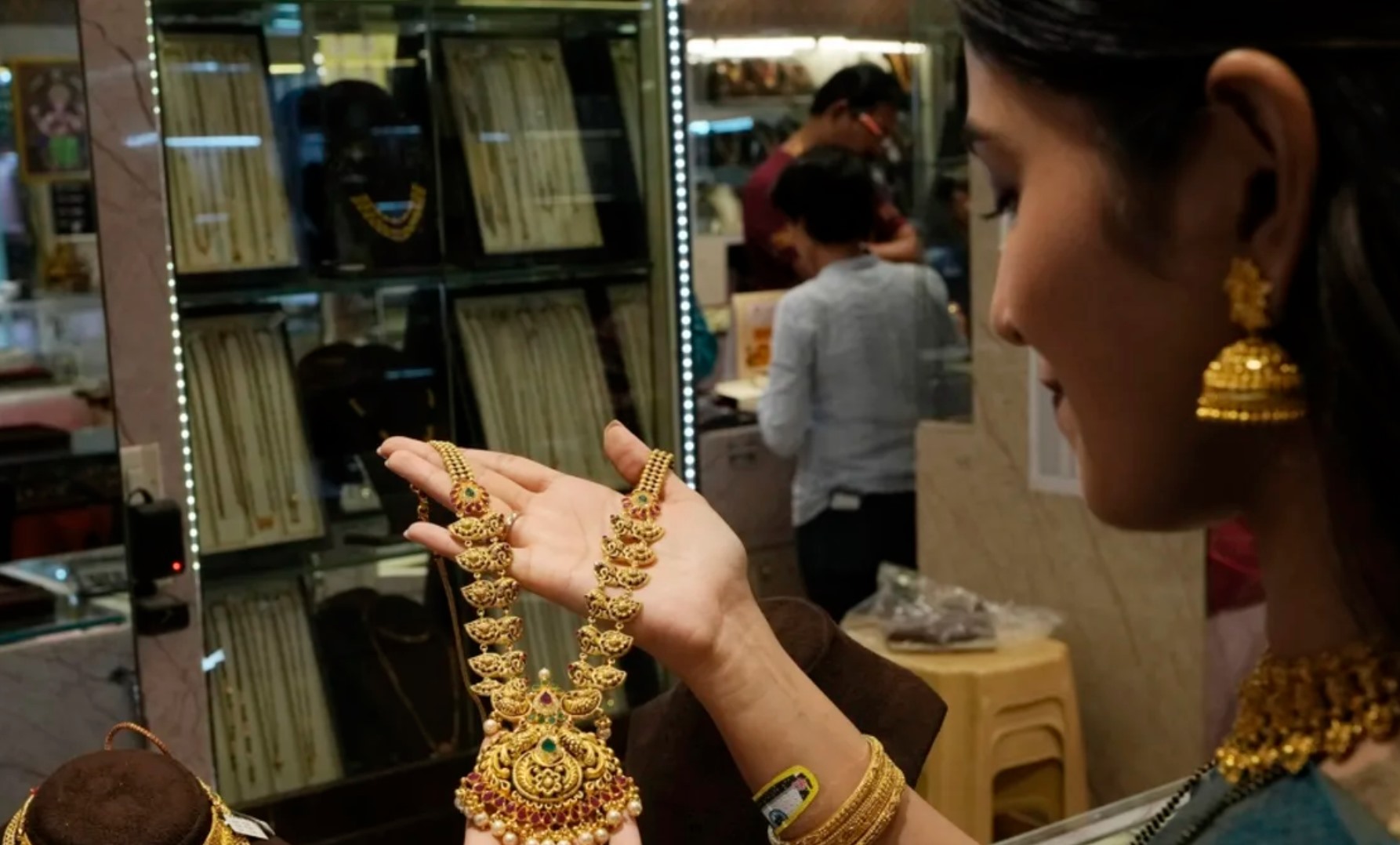 Vàng trang sức được ưa chuộng ở Ấn Độ. Ảnh: AFP