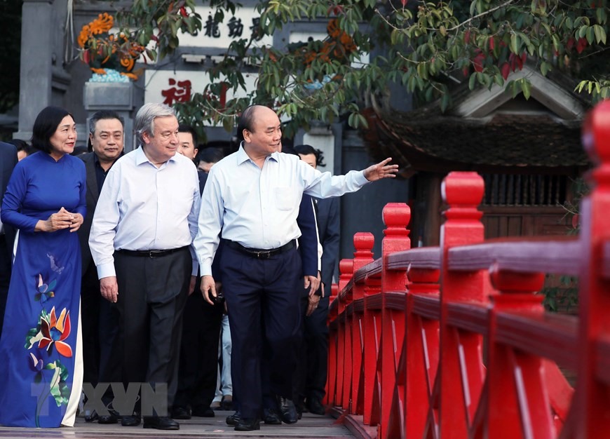 Chủ tịch nước Nguyễn Xuân Phúc cùng Tổng Thư ký Liên Hợp Quốc António Guterres thăm cầu Thê Húc, Hà Nội. Ảnh: TTXVN