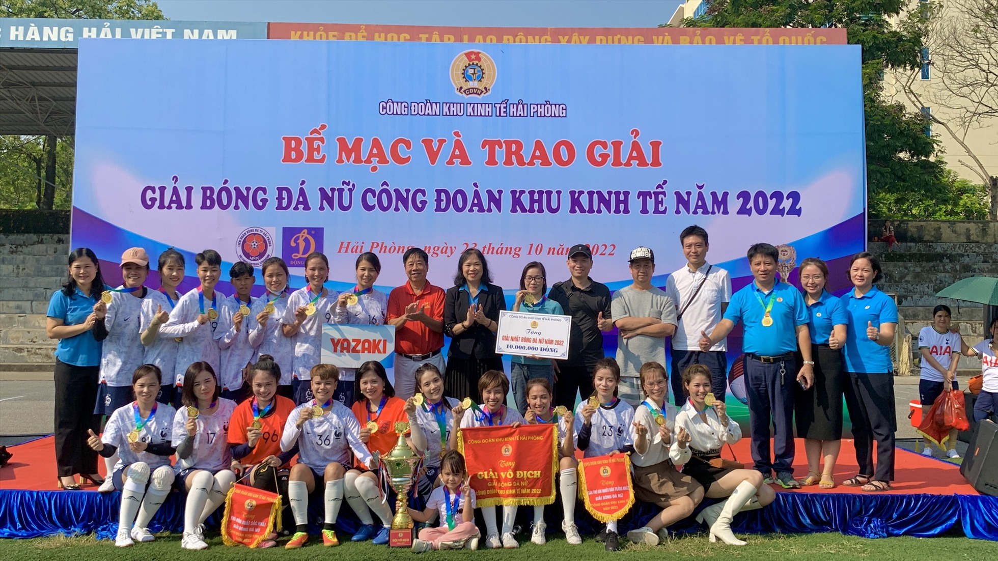 Trao giải bóng đá nữ Công đoàn Khu Kinh tế Hải Phòng năm 2022. Ảnh: TH.