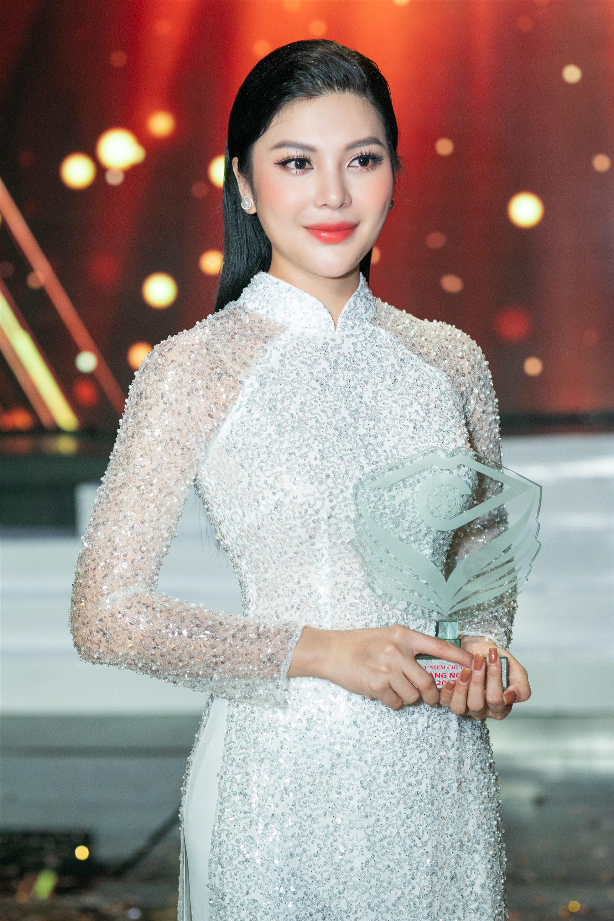 Trong năm 2022, Lily Chen tích cực tham gia các dự án nghệ thuật khi ra MV ca nhạc mang tên “Sinh ra để cô đơn”, đóng phim truyền hình “Mẹ Rơm” và dự thi “Én Vàng”. Ảnh: NSCC.