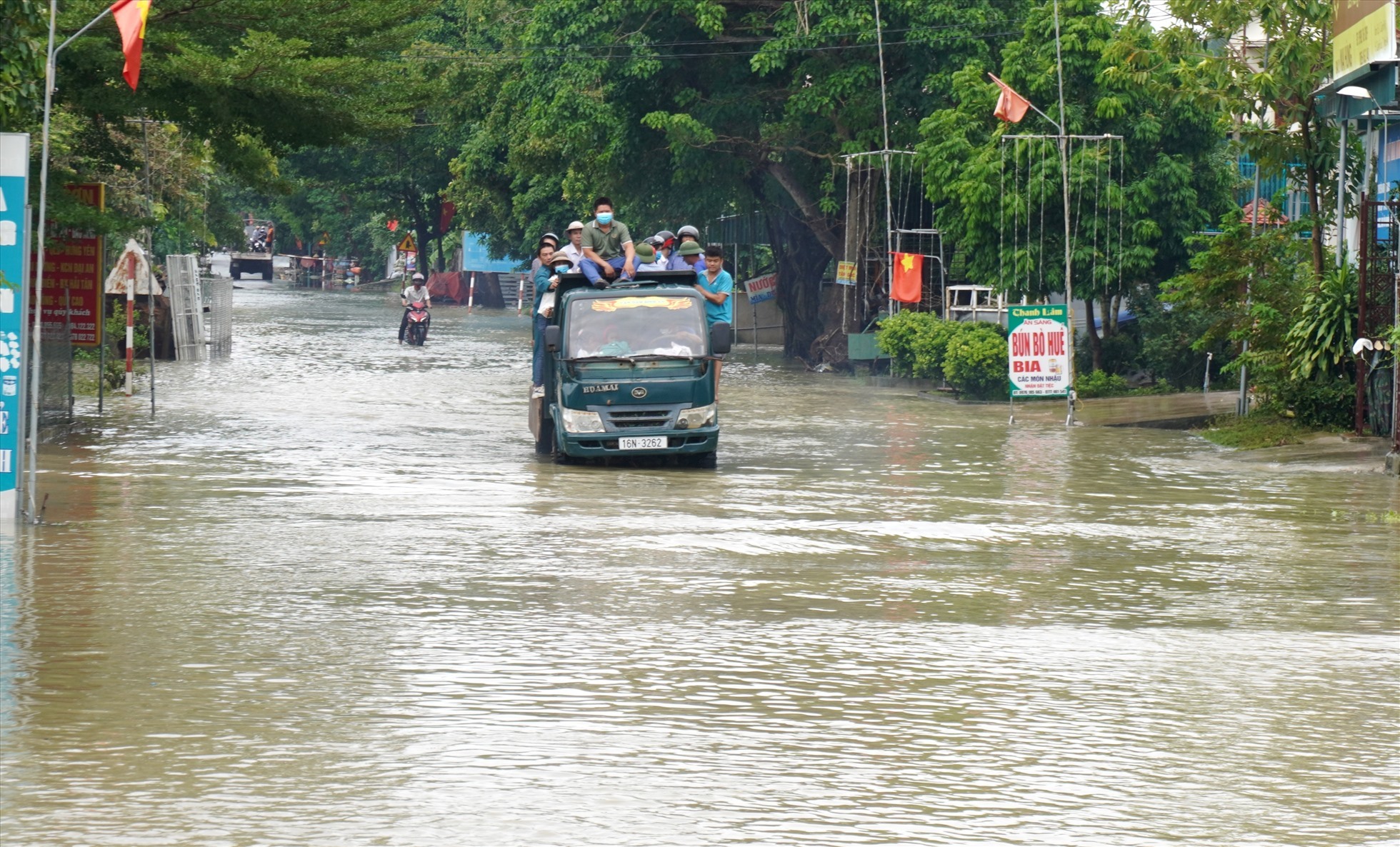 Mưa lũ gây ngập lụt nặng nề tại huyện Quỳnh Lưu vào cuối tháng 9.2022. Ảnh: Quách Du