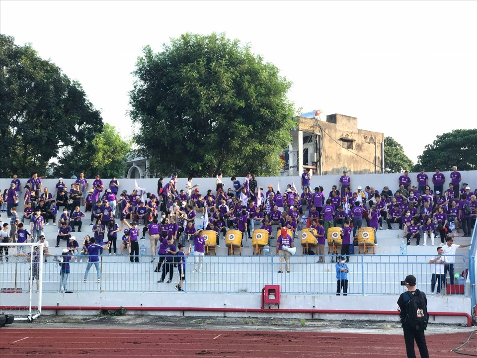 Cổ động viên Hà Nội vượt quãng đường dài có mặt tại Lạch Tray để cổ vũ cho đội bóng Thủ đô.